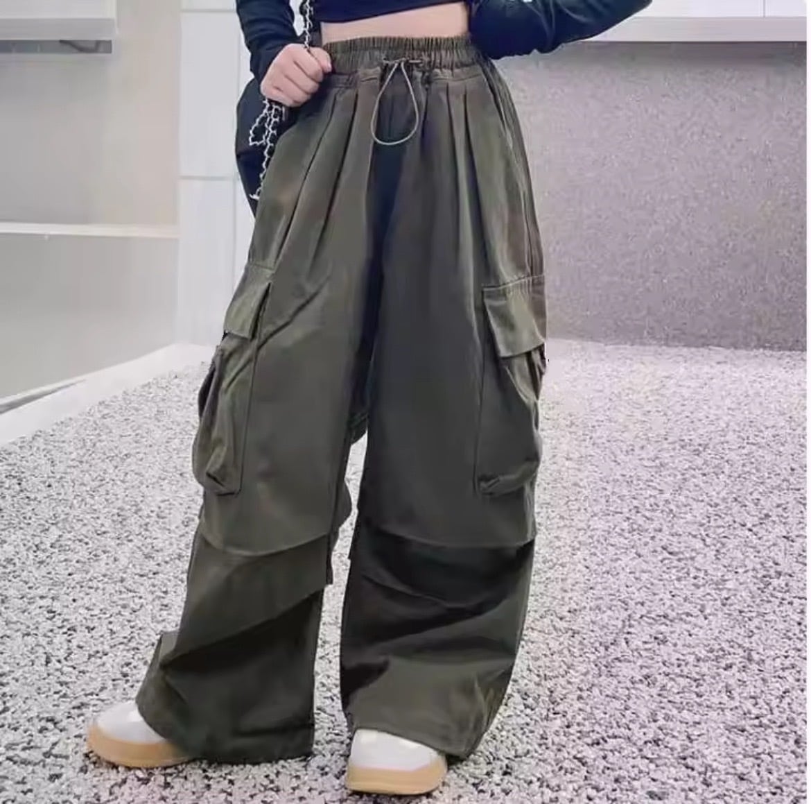 カーキ カーゴパンツ